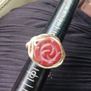 Carvilian stone hand carved rose on gold wire metal ring size 7m